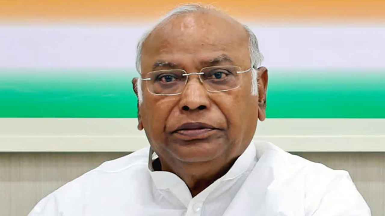 NEET-UG 2024 | పేపర్ లీక్ కాకుంటే బీహార్ లో 17 మంది అరెస్ట్ దేనికి.. నీట్-2024 అవకతవకలపై కేంద్రాన్ని కడిగిపారేసిన కాంగ్రెస్