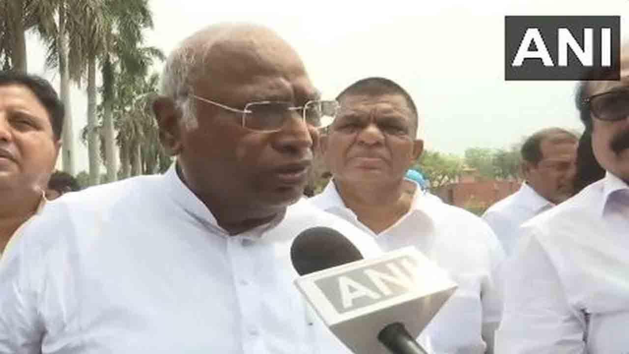 Mallikarjun Kharge | ఎమర్జెన్సీపై ఎంతకాలం మాట్లాడుతూ పాలన సాగిస్తారు : మోదీని నిలదీసిన ఖర్గే
