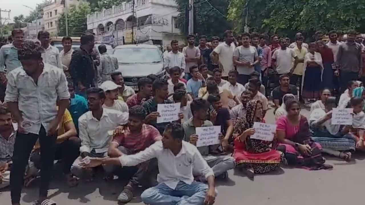 Khammam | గ్రంథాలయంలో వసతులు కల్పించాలని రోడెక్కిన నిరుద్యోగులు