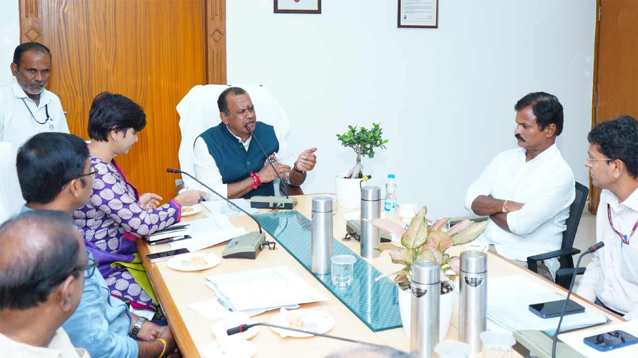 యాక్సిడెంట్స్లో ప్రజల ప్రాణాలు పోతుంటే నిర్లక్ష్యం తగదు.. అధికారులకు మంత్రి కోమటిరెడ్డి సూచన