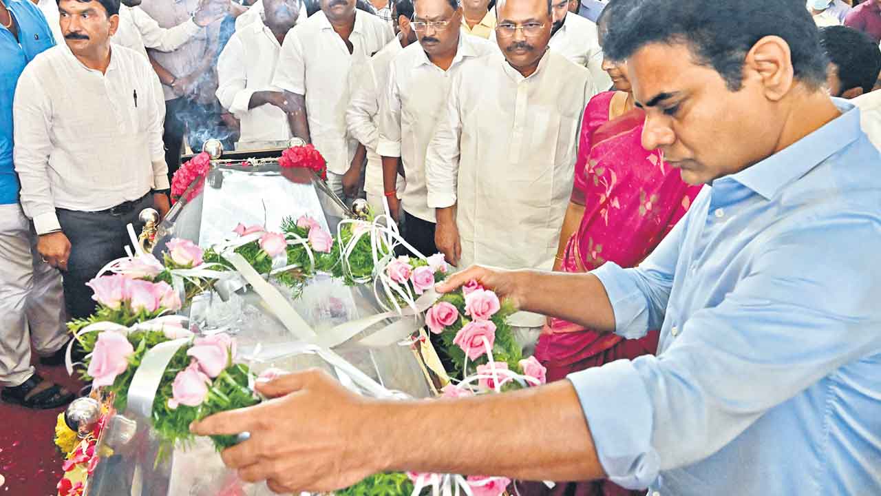 ప్రముఖుల నివాళి