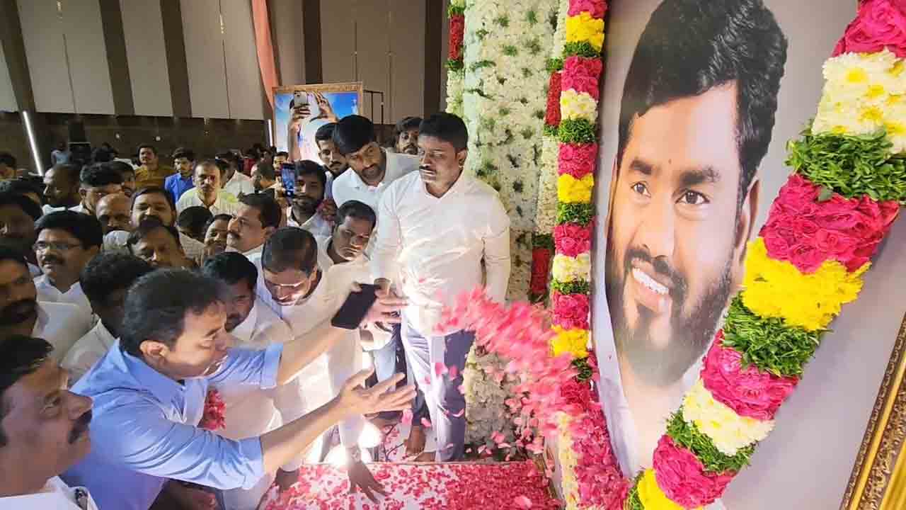 KTR | తెలంగాణ ఉద్య‌మ గాయ‌కుడు సాయిచంద్ ప్ర‌థ‌మ వ‌ర్ధంతి.. ఘ‌న నివాళుల‌ర్పించిన కేటీఆర్