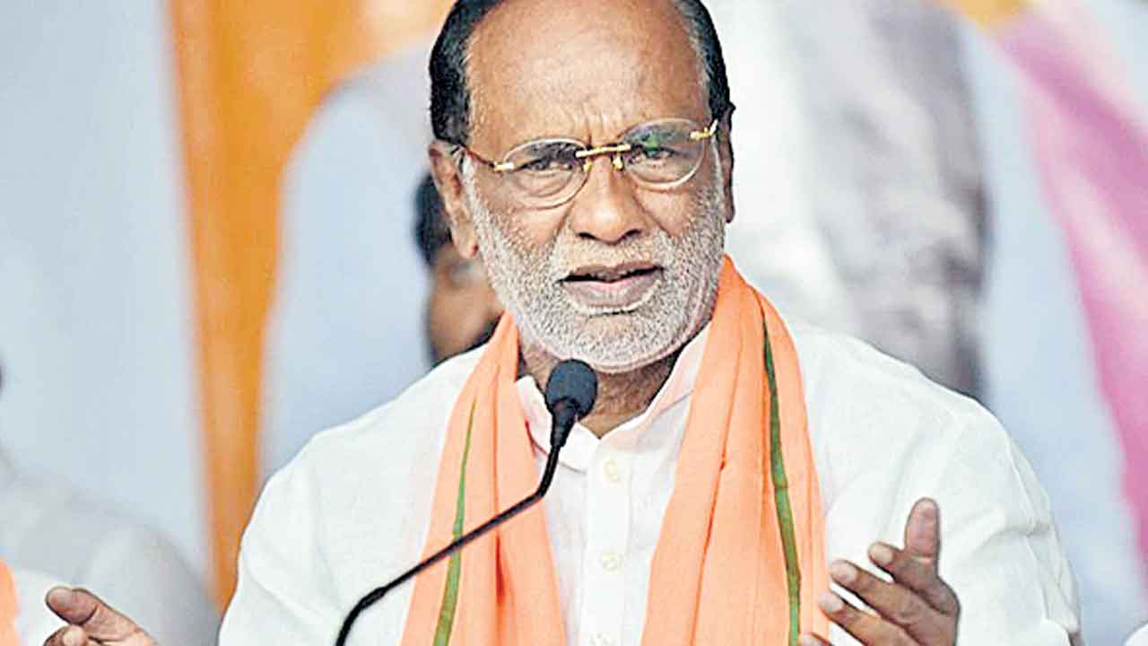 అటు బదిలీలు.. ఇటు దరఖాస్తులు