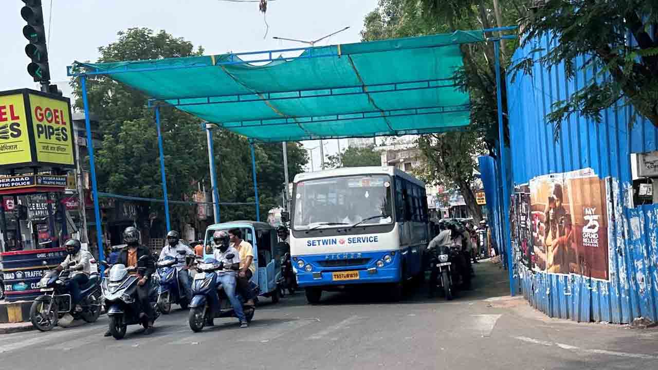 Snake | హిమాయ‌త్‌న‌గ‌ర్ లిబ‌ర్టీ కూడ‌లిలో పాము క‌ల‌క‌లం.. గంట పాటు ట్రాఫిక్ జామ్