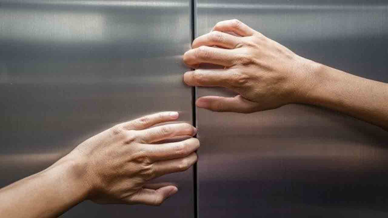 బట్టలు కొనేందుకు వచ్చి.. లిఫ్ట్‌లో చిక్కి