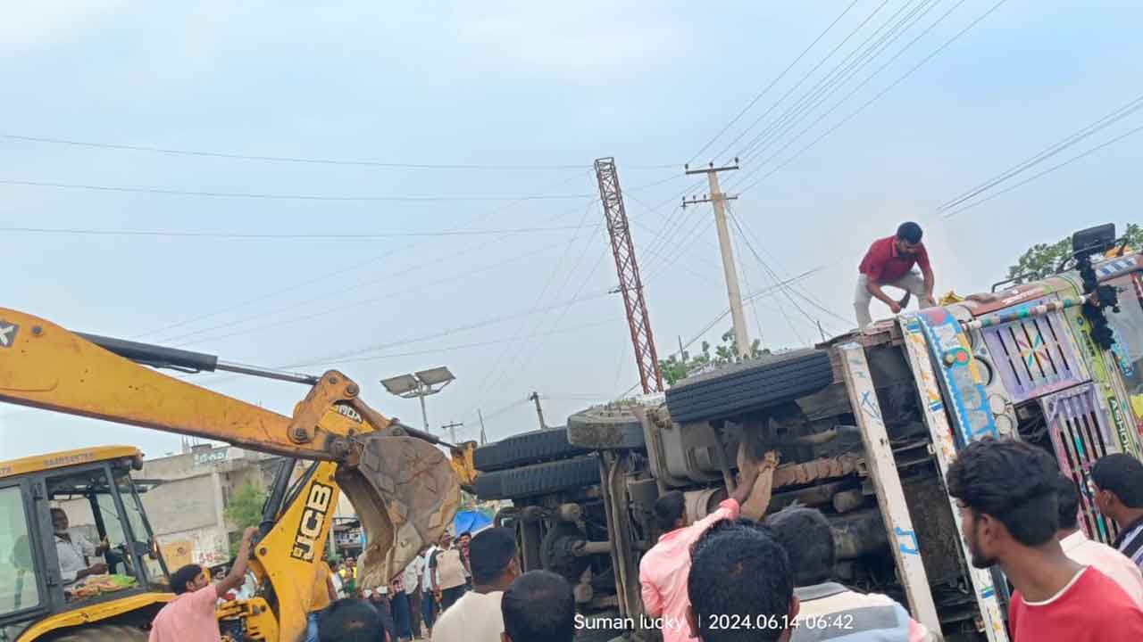 Road accident | ఇద్దరి ప్రాణం తీసిన కట్టెల లారీ.. మహబూబాబాద్ జిల్లాలో ఘటన