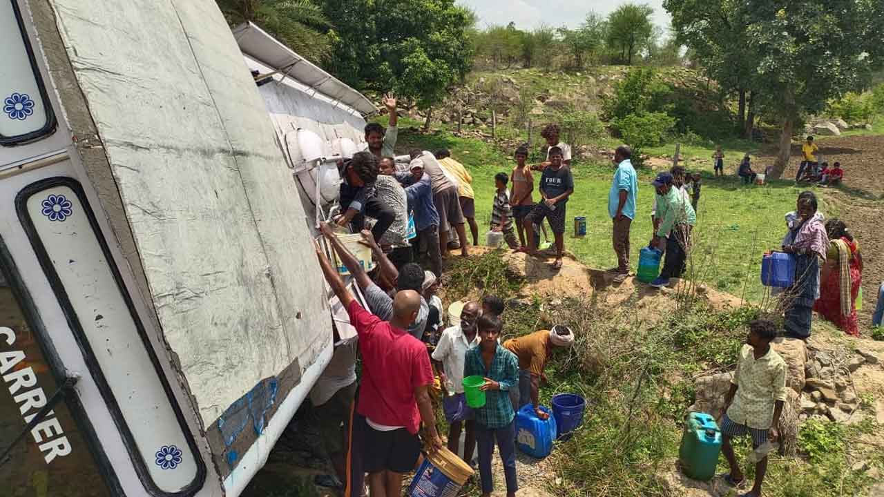 Diesel tanker | డీజిల్ ట్యాంకర్ బోల్తా.. బకెట్లతో ఎగబడిన జనం : వీడియో