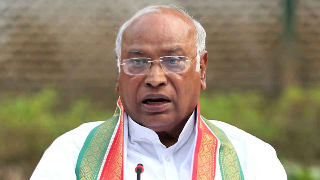 Mallikarjun Kharge | మైనారీటీలను లక్ష్యంగా చేసుకోవడం, బుల్డోజర్లను ఉపయోగించడం   ఆందోళనకరం: మల్లికార్జున్ ఖర్గే