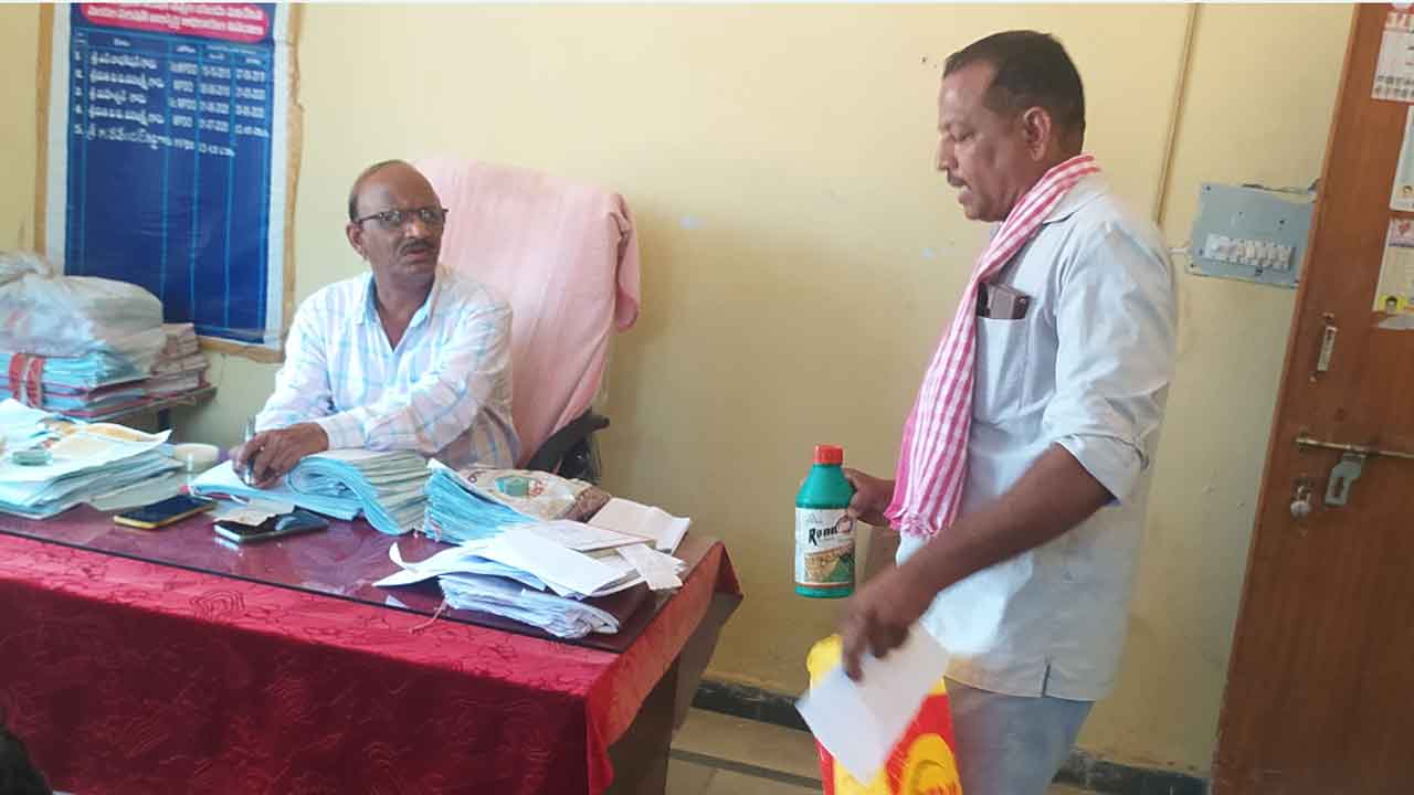 Prajavani | ప్రజావాణిలో పురుగుల మందు డబ్బాతో రైతు హల్‌చల్‌.. దిగొచ్చిన అధికారులు