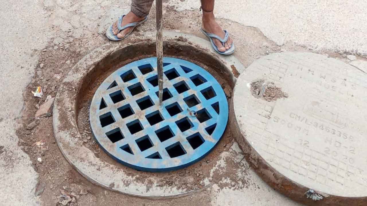 Hyderabad | నోరు తెరిచి మాటు వేసిన మ్యాన్‌హోల్.. ప్రజల పాలిట శాపంగా మారిన అధికారుల నిర్లక్ష్యం