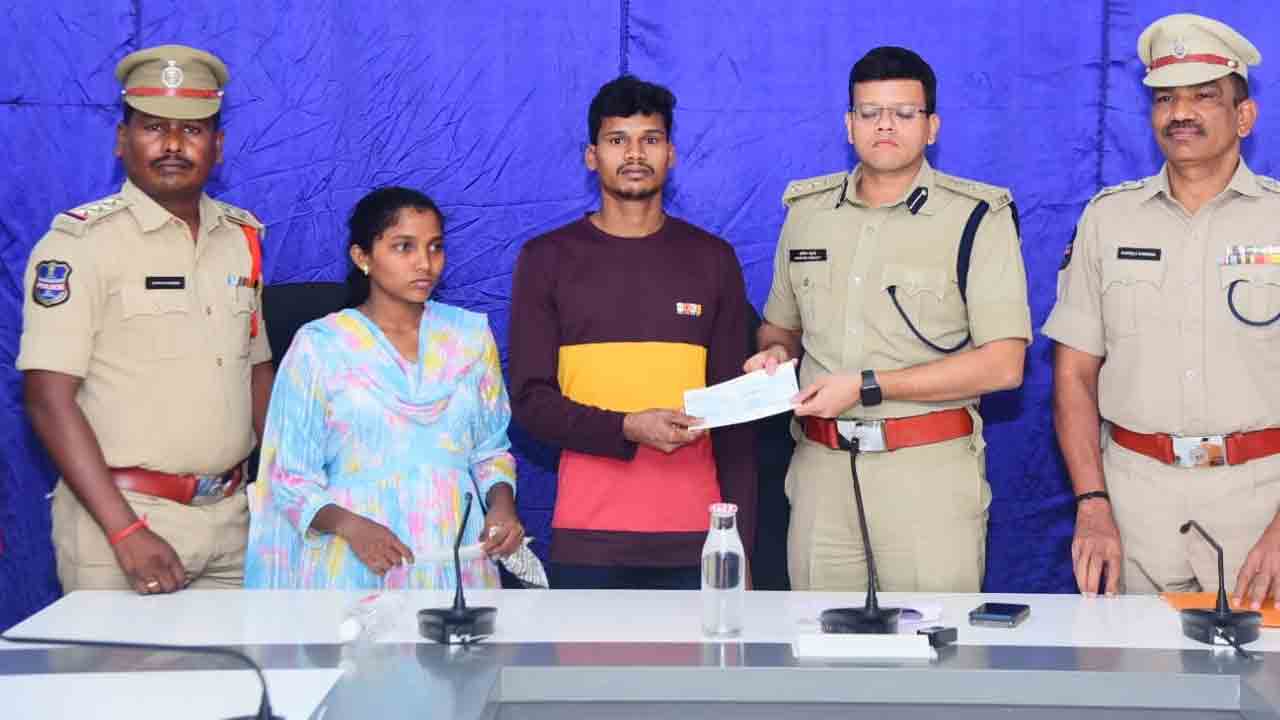 Maoists | వ‌రంగల్ పోలీసుల ఎదుట మావోయిస్టు దంపతుల లొంగుబాటు