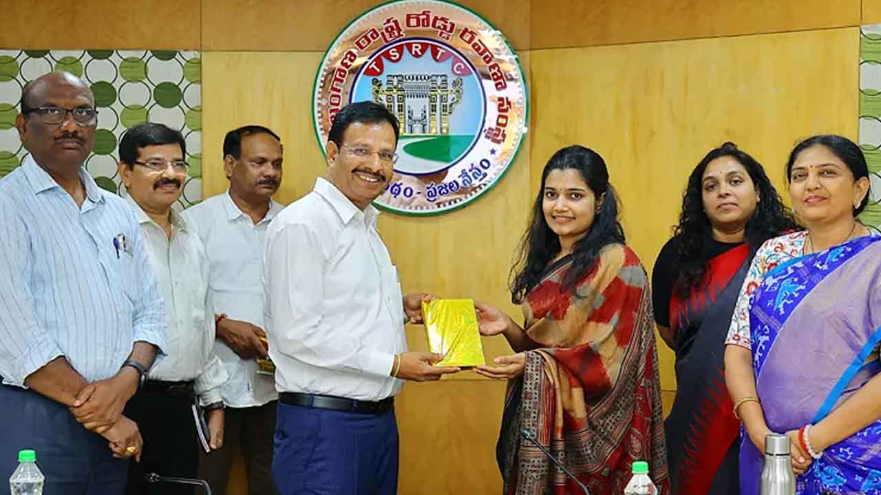 బస్‌భవన్‌ను సందర్శించిన ట్రెయినీ ఐఏఎస్‌లు