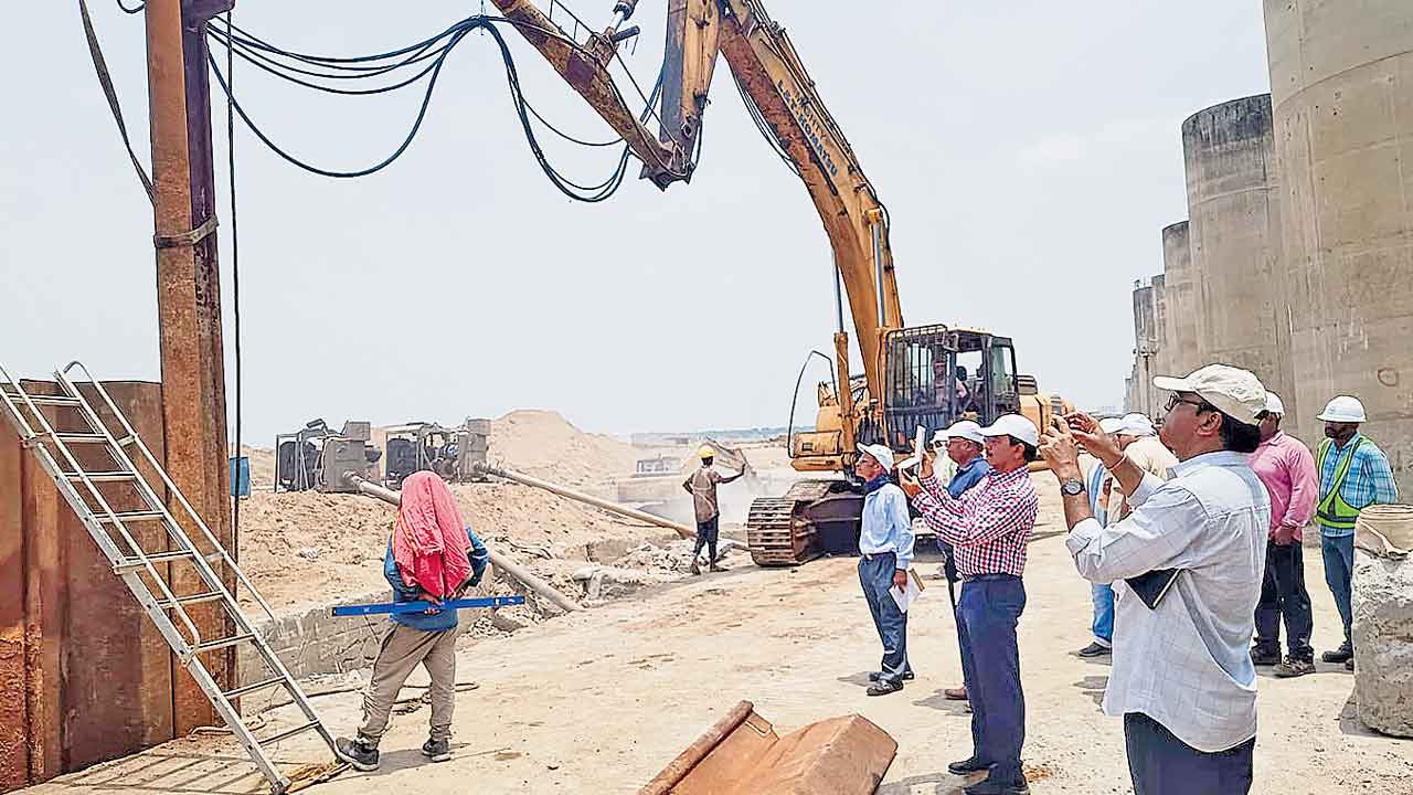 మేడిగడ్డను సందర్శించిన నిపుణుల కమిటీ