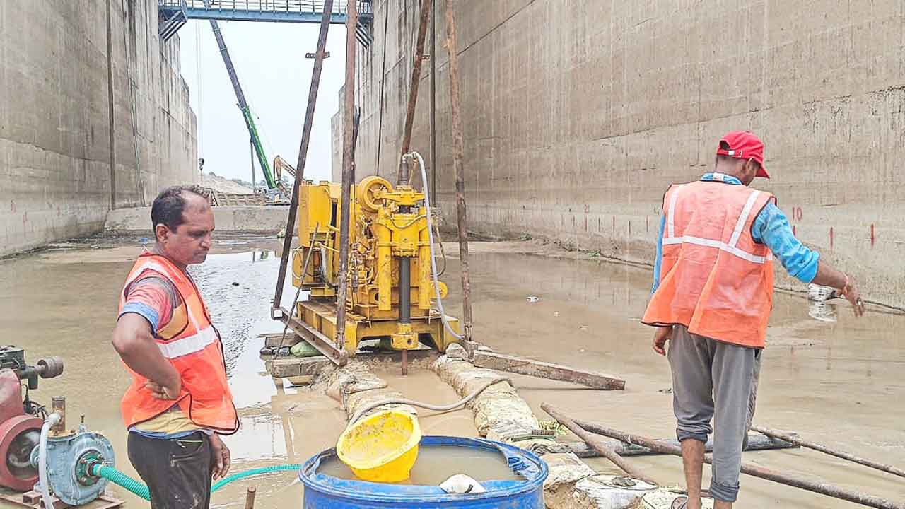 Medigadda | మేడిగడ్డలో కొనసాగుతున్న గ్రౌటింగ్‌ పనులు