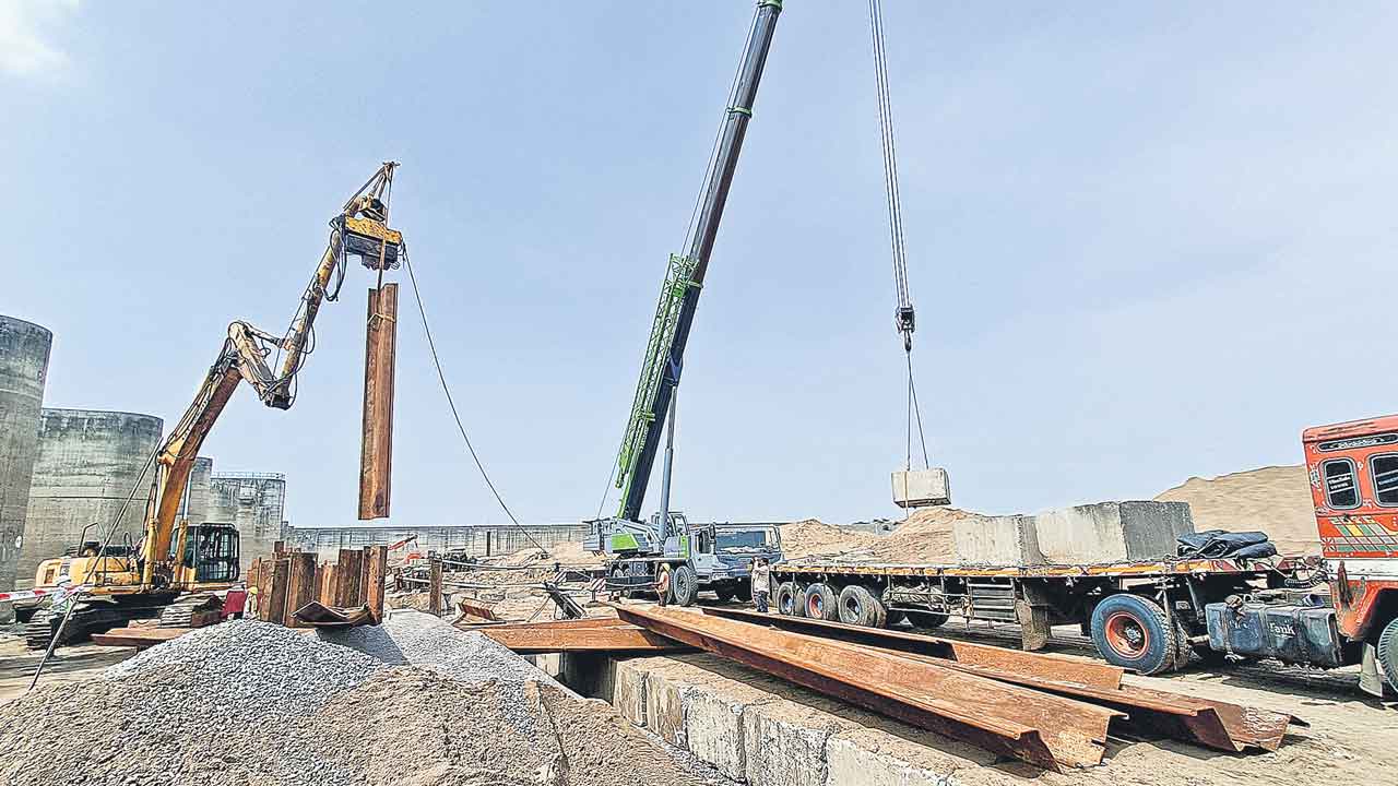 మేడిగడ్డలో ఐదో రోజు పరిశోధనలు