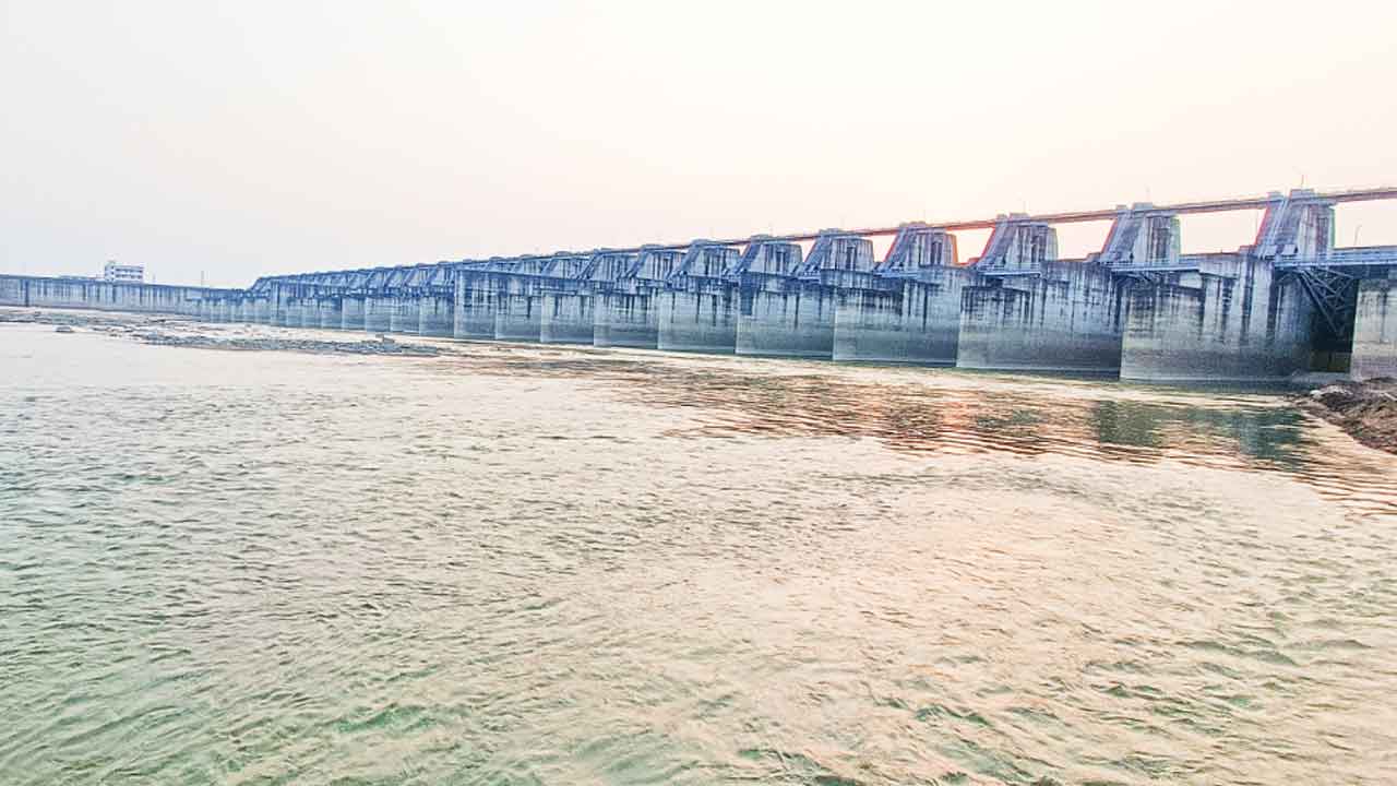 Medigadda barrage | మేడిగడ్డ బరాజ్కు పెరిగిన వరద.. ఉప్పొంగి ప్రవహిస్తున్న ప్రాణహిత
