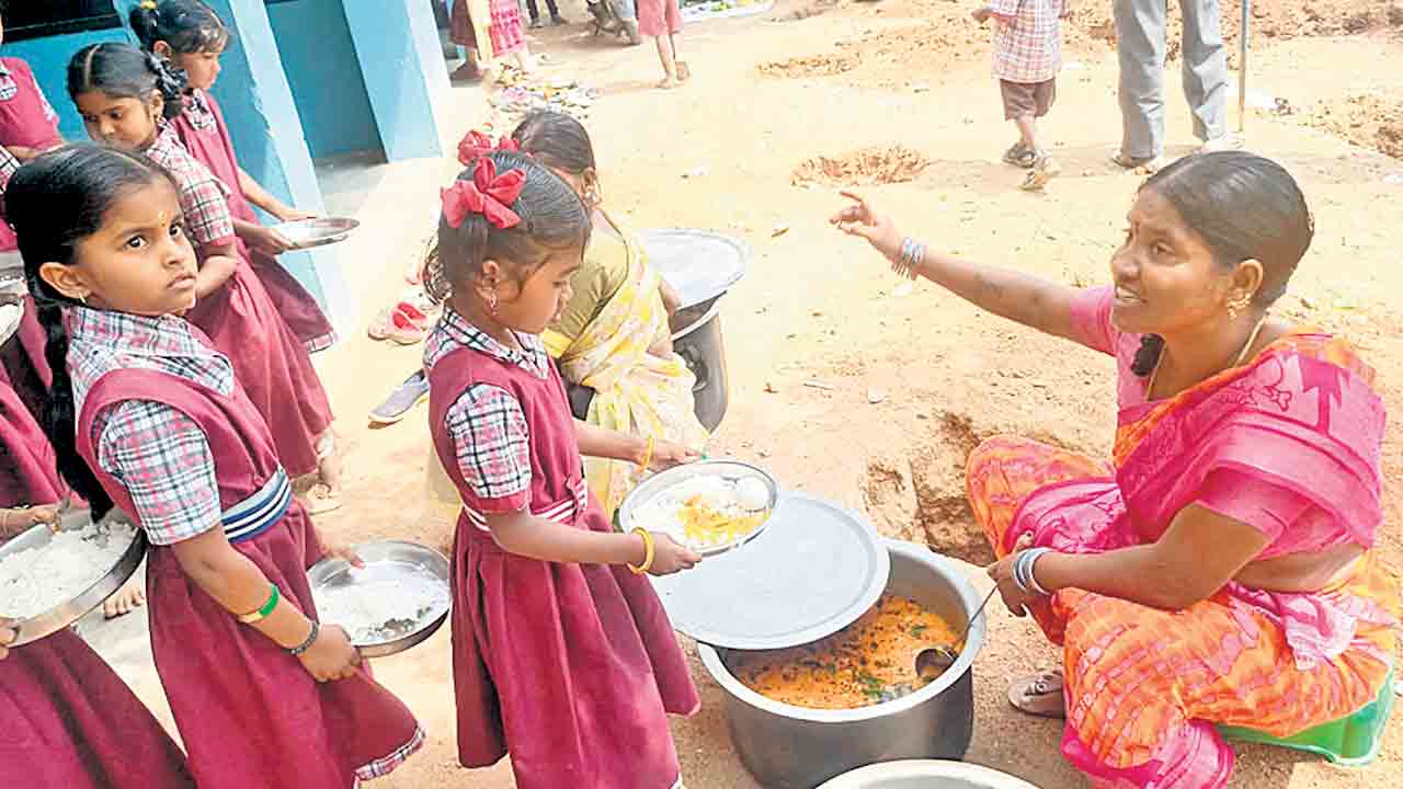 మధ్యాహ్న భోజన బకాయిలు రూ.4కోట్లు