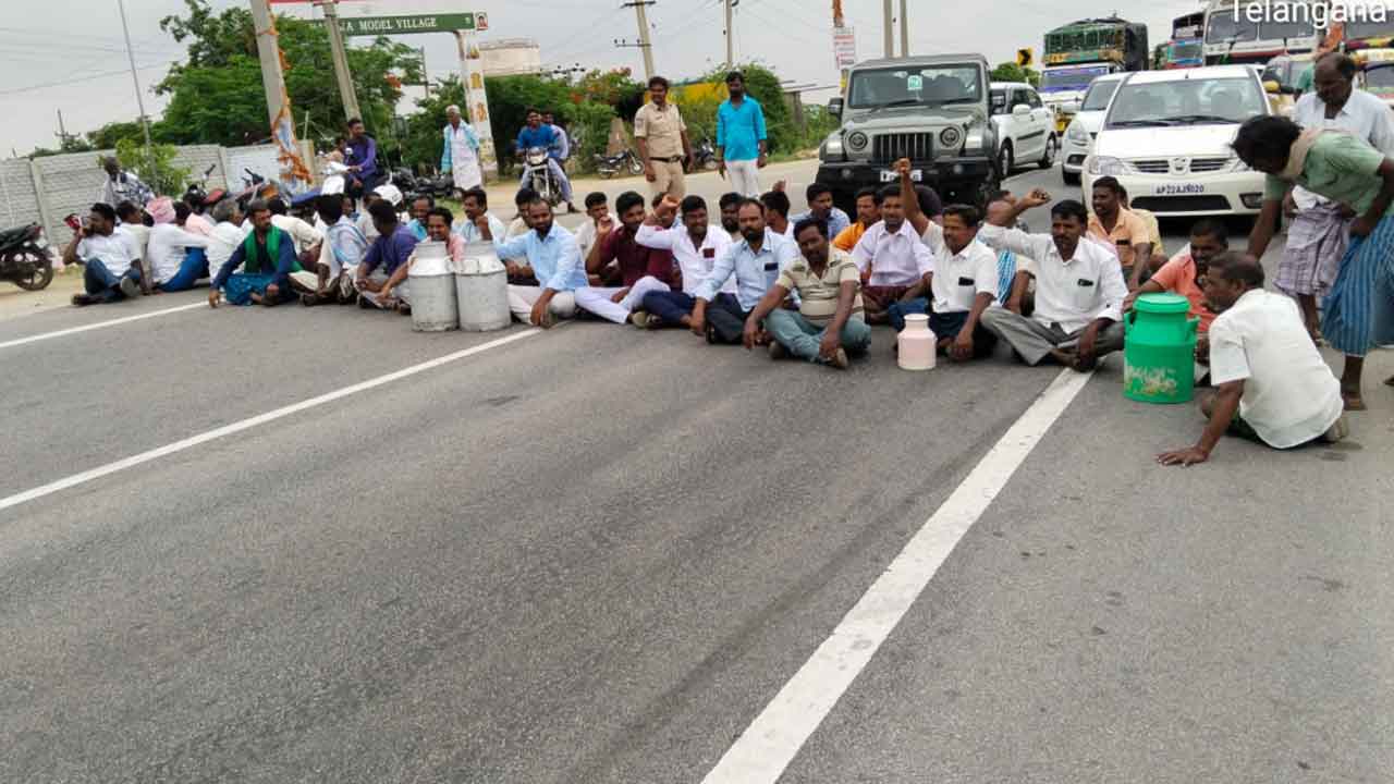 Dairy farmers | పాల బిల్లులు చెల్లించకుంటే.. ఎమ్మెల్యే క్యాంప్‌ కార్యాలయాన్ని ముట్టడిస్తాం