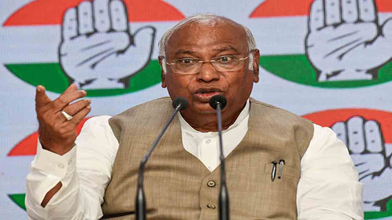 NEET Scam | మోదీ సర్కార్‌ నిర్వాకంతో అంధకారంలో 24 లక్షల మంది విద్యార్ధుల భవితవ్యం : ఖర్గే