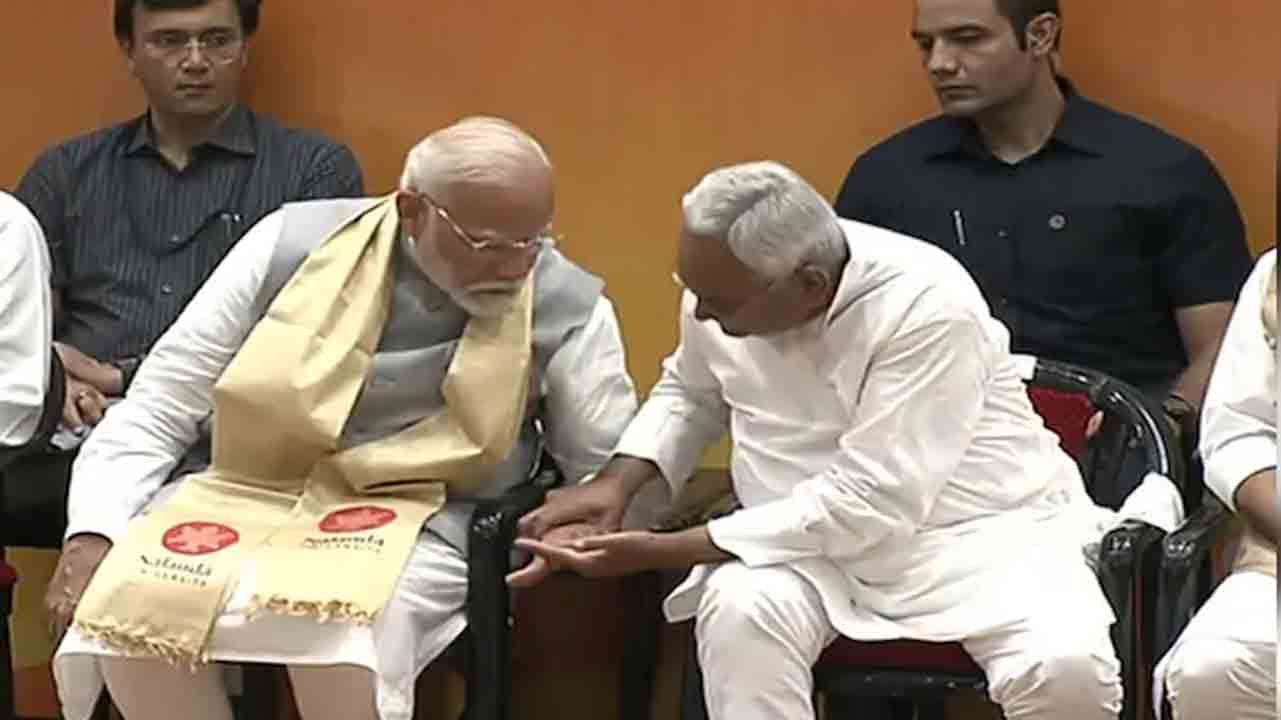 Watch: మోదీ చేతి వేలిని పట్టుకుని పరిశీలించిన నితీశ్‌ కుమార్‌.. వీడియో వైరల్‌