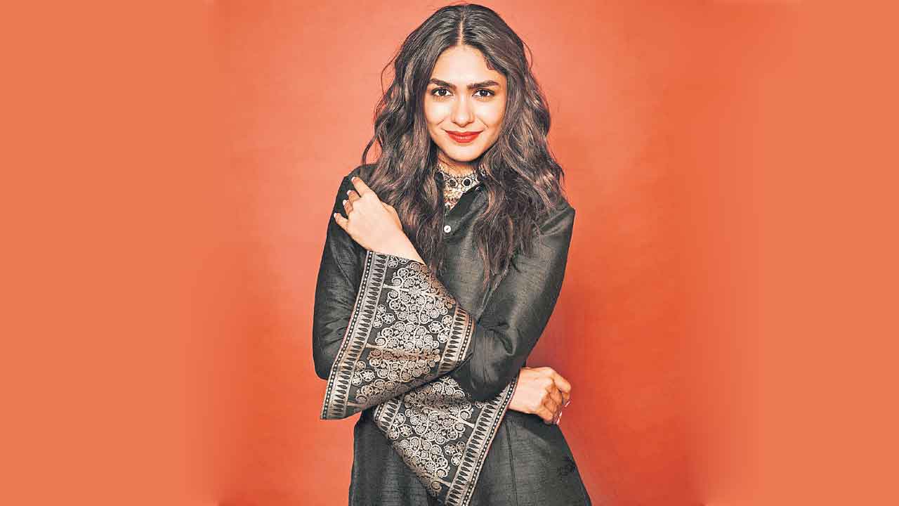 Mrunal Thakur | ప్రభాస్‌ తల్లిగా మృణాళ్‌ ఠాకూర్‌.. నిజంగా అంతధైర్యం చేసిందా?