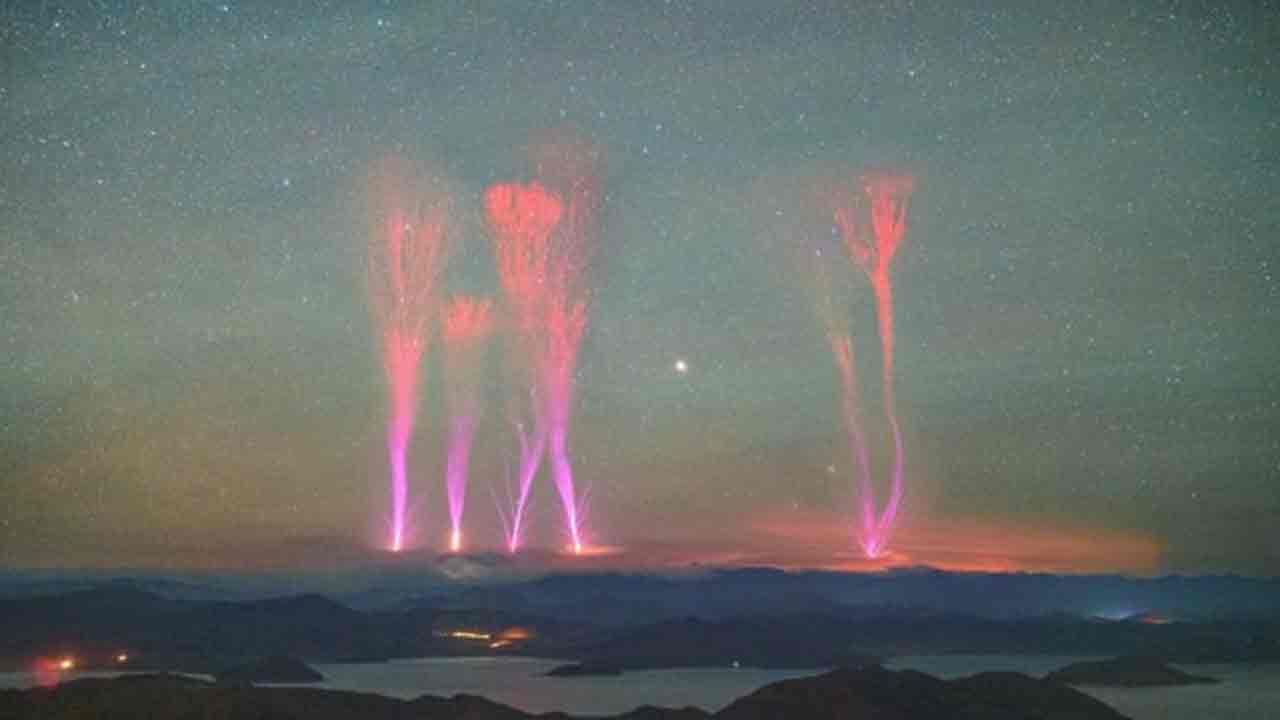 Gigantic Jets: హిమాల‌యాల‌పై భారీ మెరుపులు.. ఆ అద్భుత పిక్స్ షేర్ చేసిన నాసా