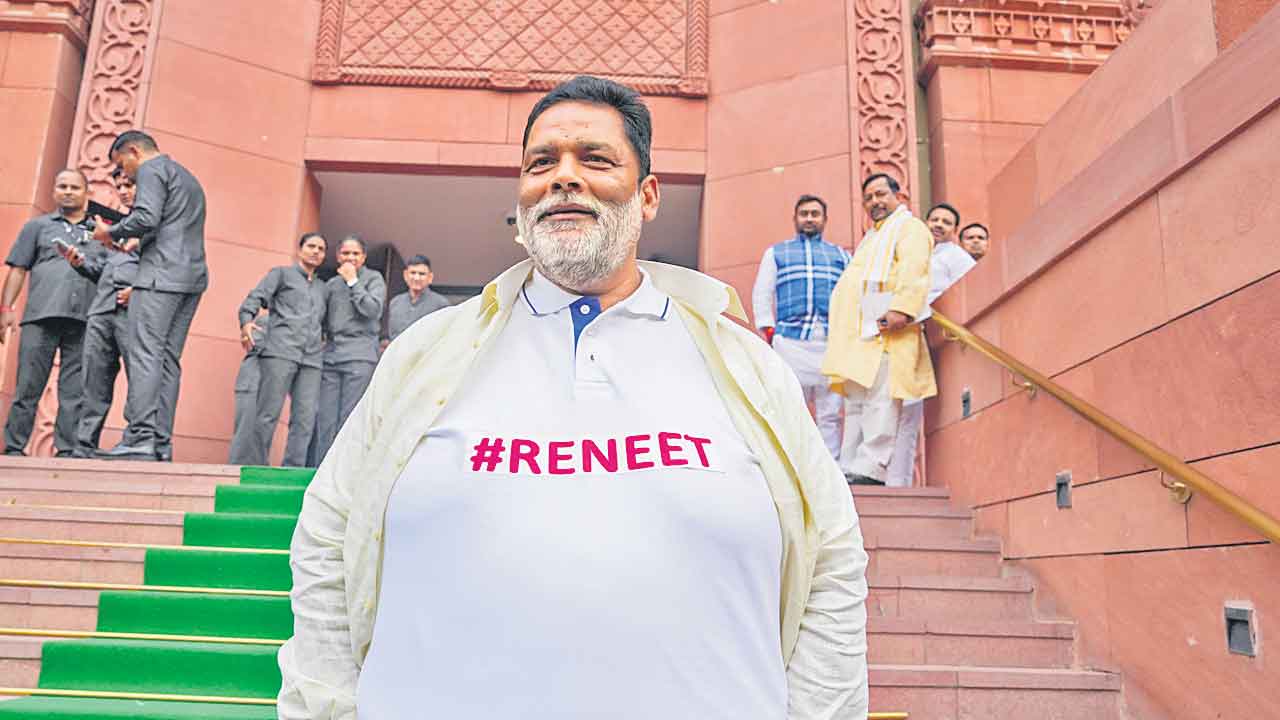 నినాదాల హోరు