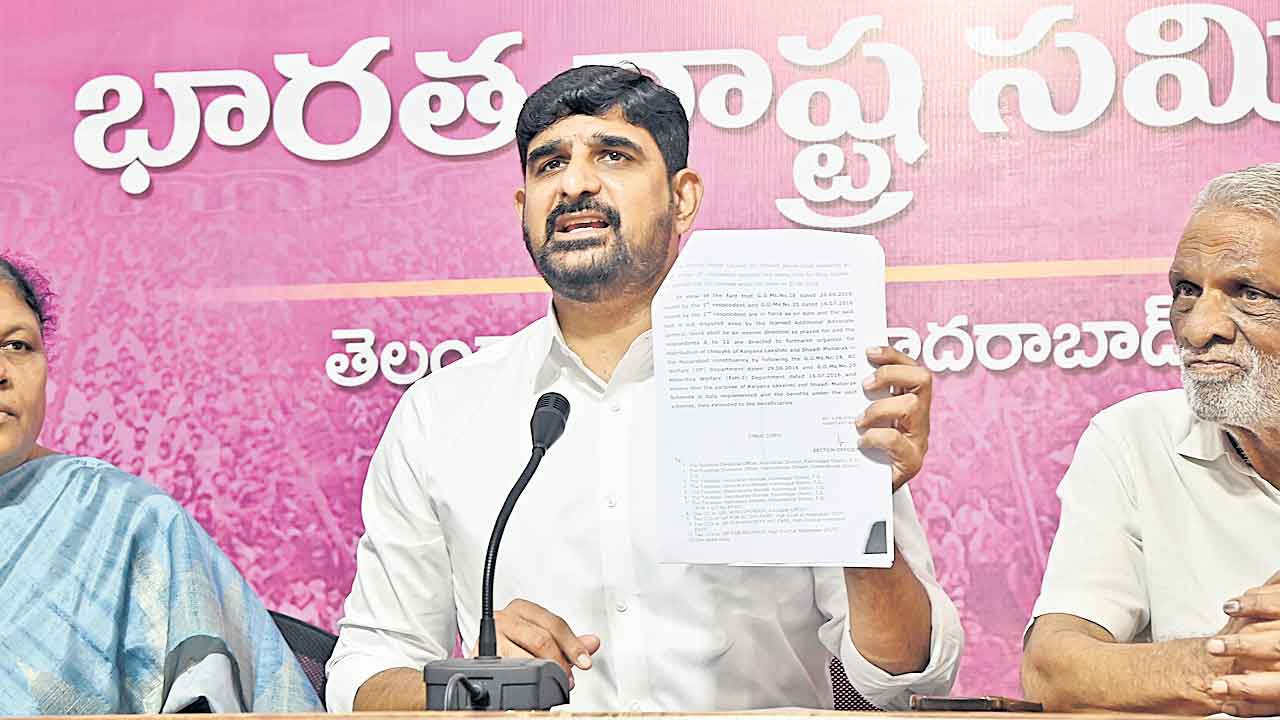 ఎమ్మెల్యేలతోనే కల్యాణలక్ష్మి చెక్కులిప్పించాలి