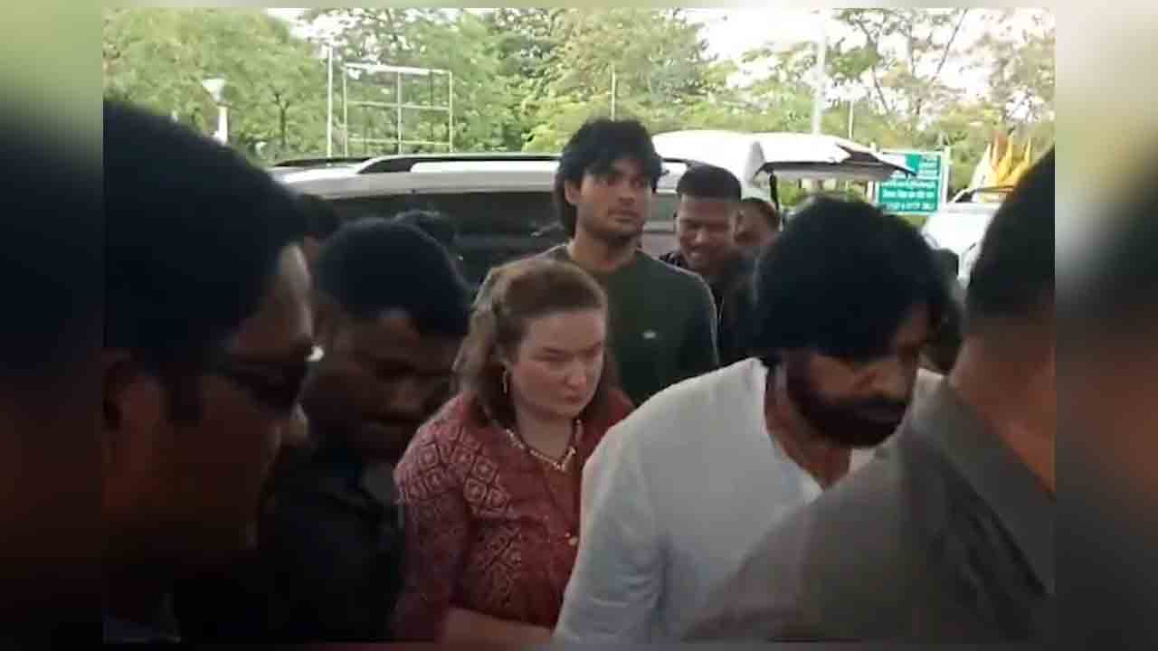 PawanKalyan | కుటుంబ సమేతంగా హస్తినకు బయలుదేరిన పవన్‌కల్యాణ్‌