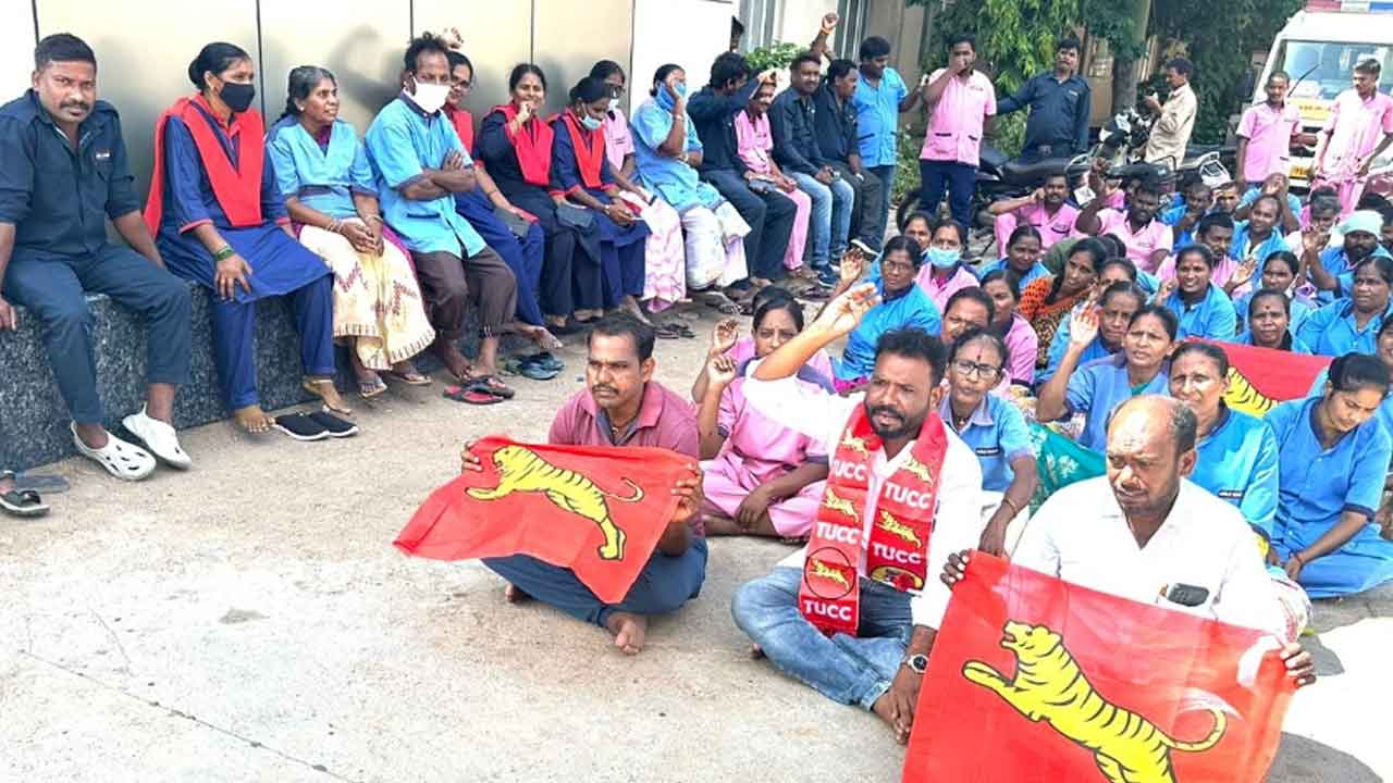 Karimnagar | పెండింగ్‌ వేతనాలు చెల్లించాలని ప్రభుత్వ దవాఖాన ఎదుట కార్మికుల ధర్నా