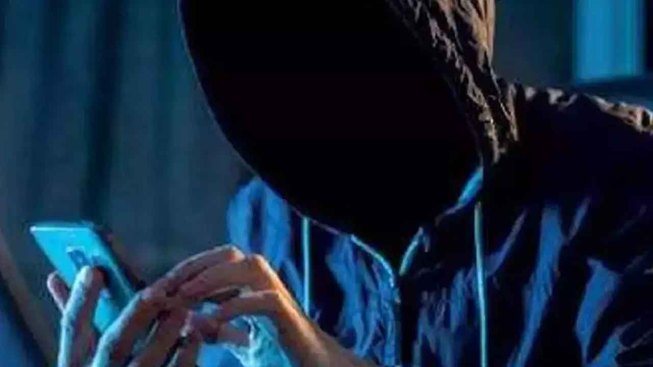 ఫోన్‌ ట్యాపింగ్‌ కేసులో.. చార్జిషీట్‌ తిప్పి పంపిన కోర్టు