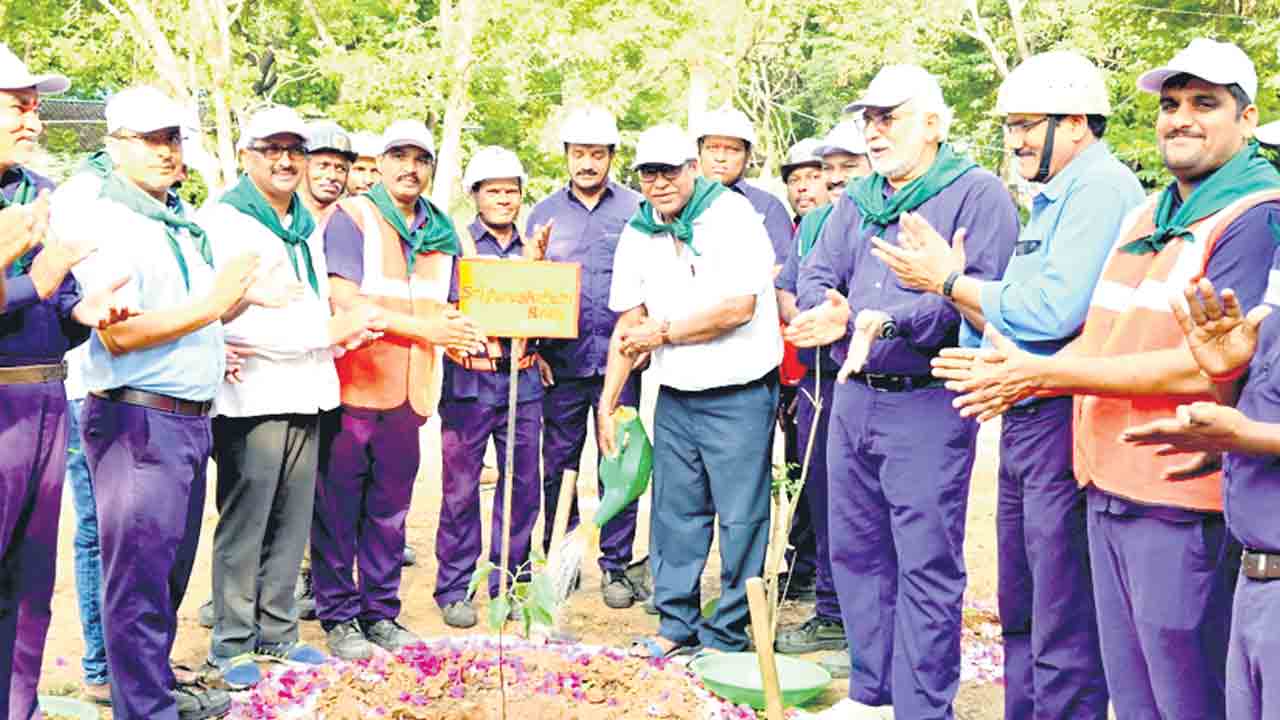 మొక్కలు నాటి పర్యావరణాన్ని రక్షించాలి