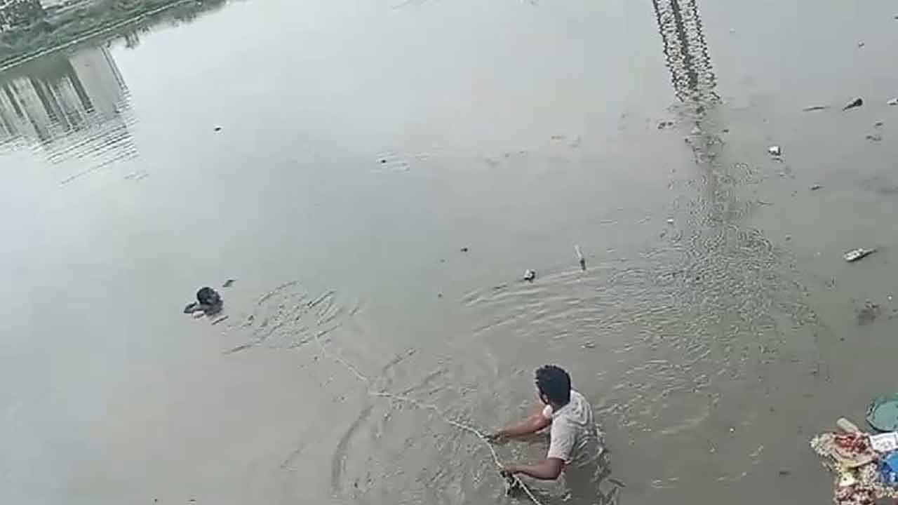 YouTuber | చెరువులోకి దూకిన మహిళను కాపాడిన యూ ట్యూబర్‌ : వీడియో