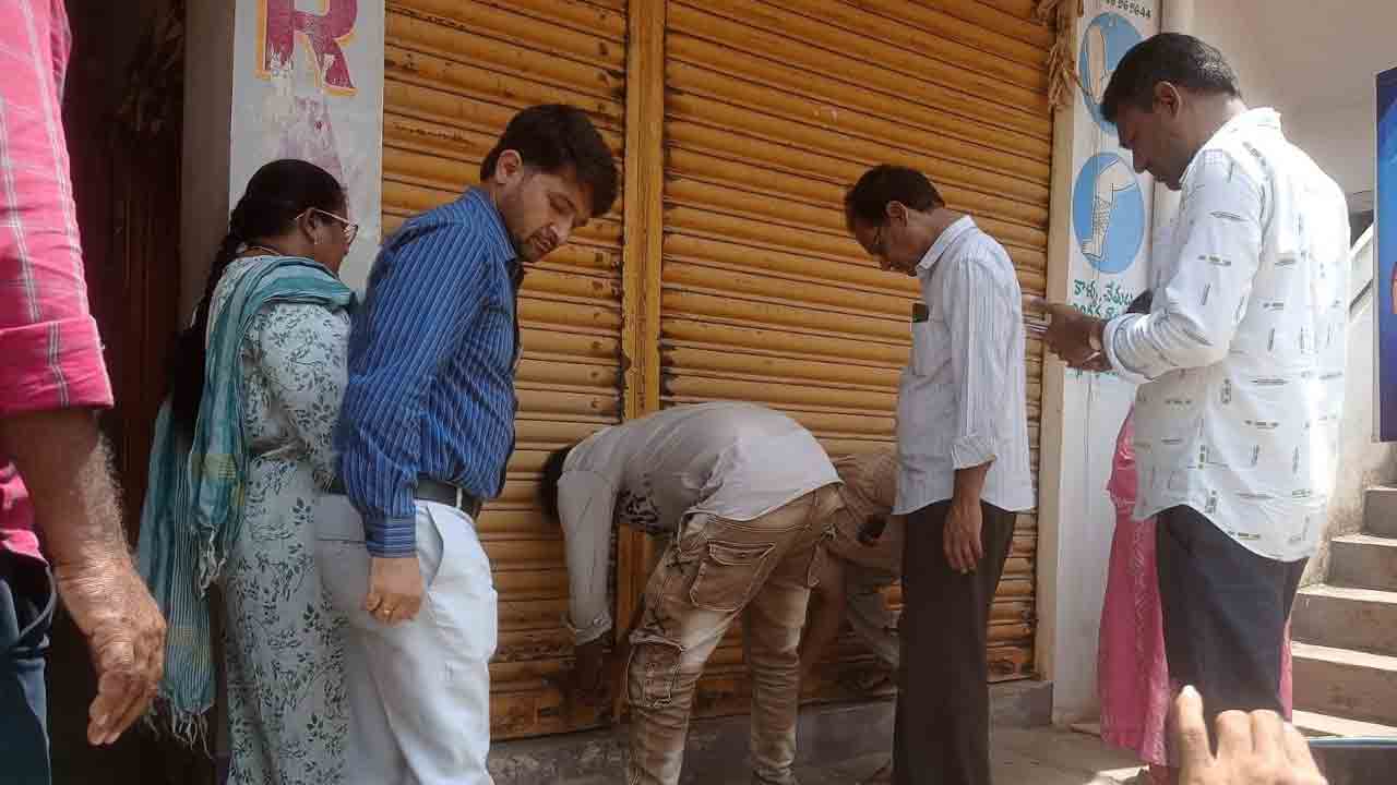చౌటుప్పల్‌లో నాలుగు ప్రైవేటు దవాఖానలు సీజ్‌