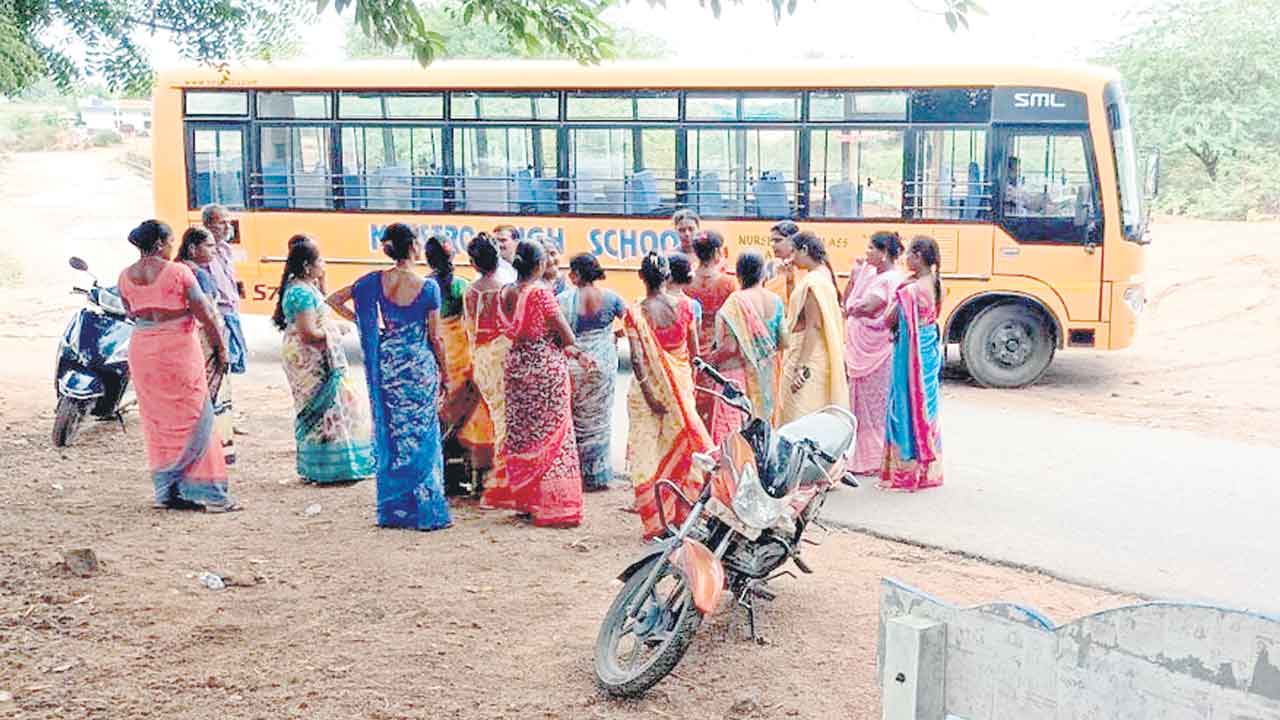 మా ఊర్లోకి ప్రైవేట్ స్కూల్ బస్సులు రావద్దు