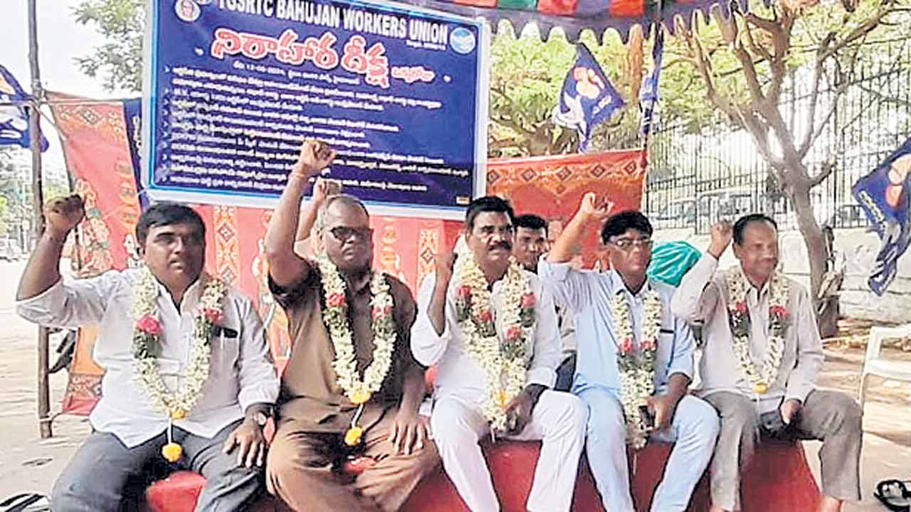 ఆర్టీసీని ప్రభుత్వంలో విలీనం చేయాలి