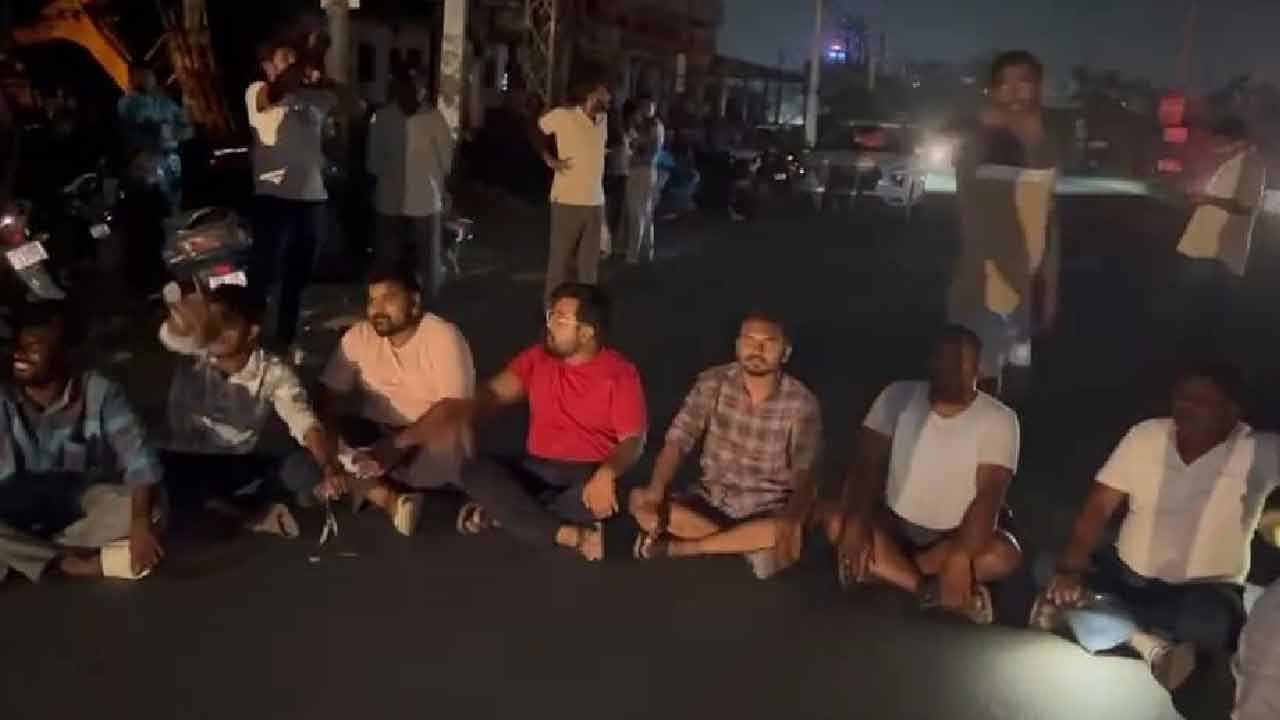 కరెంట్‌ కోతలపై అర్ధరాత్రి ధర్నా