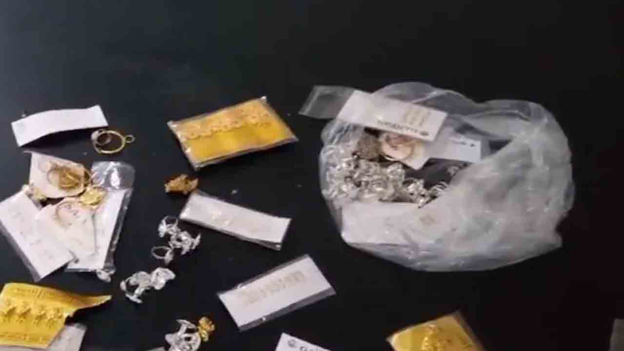 stealing jewellery from corpses | శవాలపై నగలు చోరీ.. నకిలీ ఆభరణాలతో భర్తీ