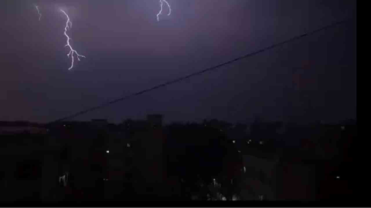 Heavy Rains | హైద‌రాబాద్‌లో భారీ వ‌ర్షం.. ఎల్‌బీన‌గ‌ర్‌లో మెరుపులు