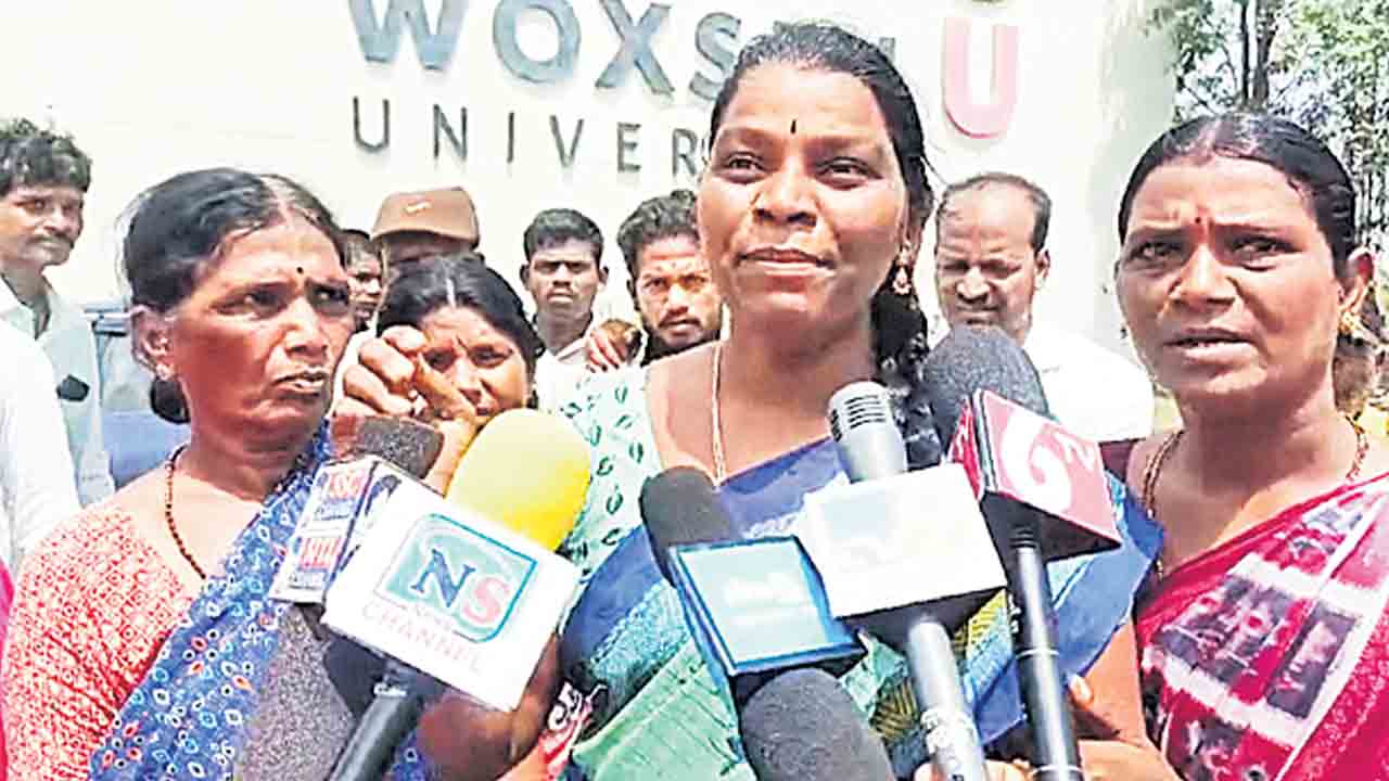 మీ కాళ్లు మొక్కుతా నా భర్తను చూపించండి