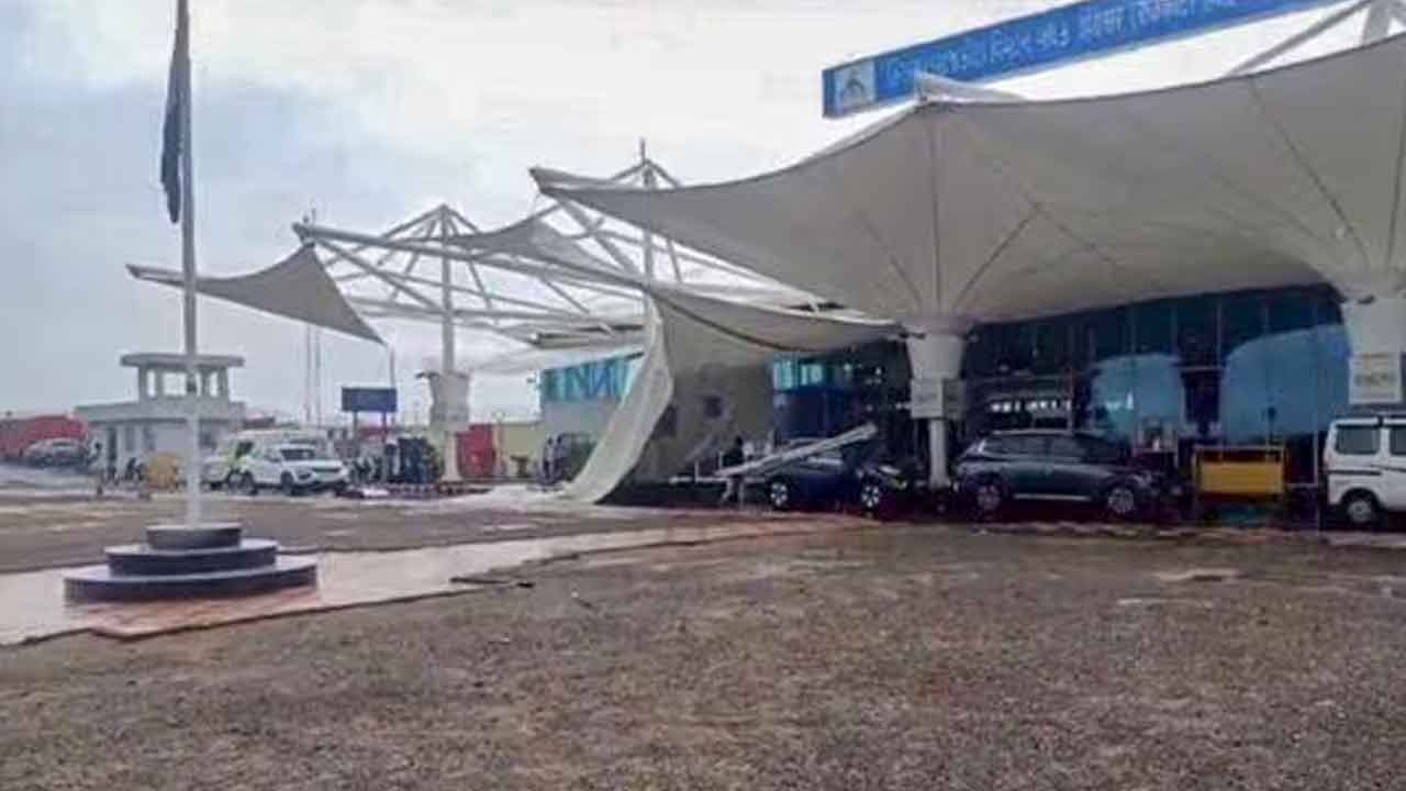 వర్షానికి కూలిన టెర్మినల్‌ పైకప్పు