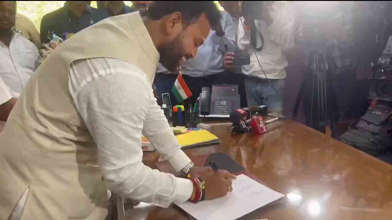 Ram Mohan Naidu | ప‌ద‌వీ బాధ్య‌త‌ల స్వీక‌ర‌ణ కంటే ముందు 21 సార్లు ‘ఓం శ్రీరాం’ అని రాసిన రామ్మోహ‌న్ నాయుడు.. వీడియో