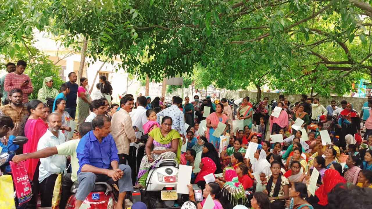 Suryapet | ఆర్డీవో కార్యాలయాన్ని ముట్టడించిన డబుల్ బెడ్రూం లబ్ధిదారులు