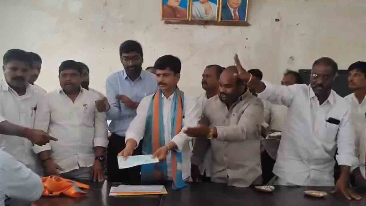 Revanth Reddy | ఎలాంటి ప‌ద‌వీ లేకున్నా క‌ల్యాణ‌ల‌క్ష్మి చెక్కులు పంచిన రేవంత్ రెడ్డి సోద‌రుడు.. మండిప‌డ్డ జ‌డ్పీటీసీ