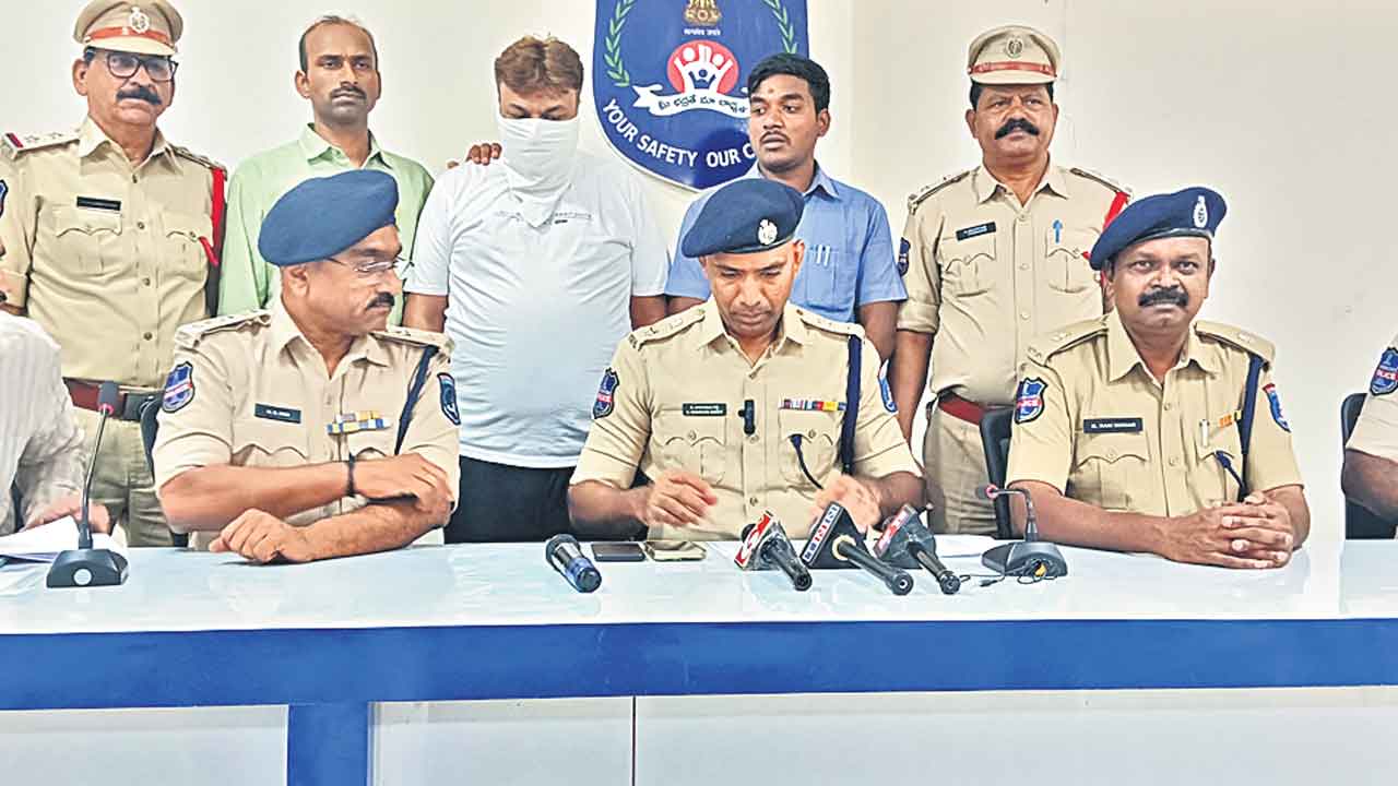 విమానాల్లో తిరుగుతూ చోరీలు