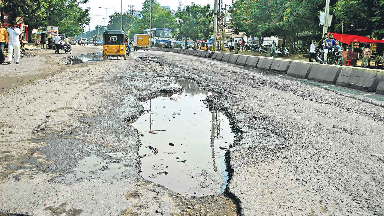 Telangana | రాష్ట్రంలో రోడ్ల మరమ్మతులకు బ్రేక్‌.. వానకాలం మొదలైనా పూర్తికాని మరమ్మతులు