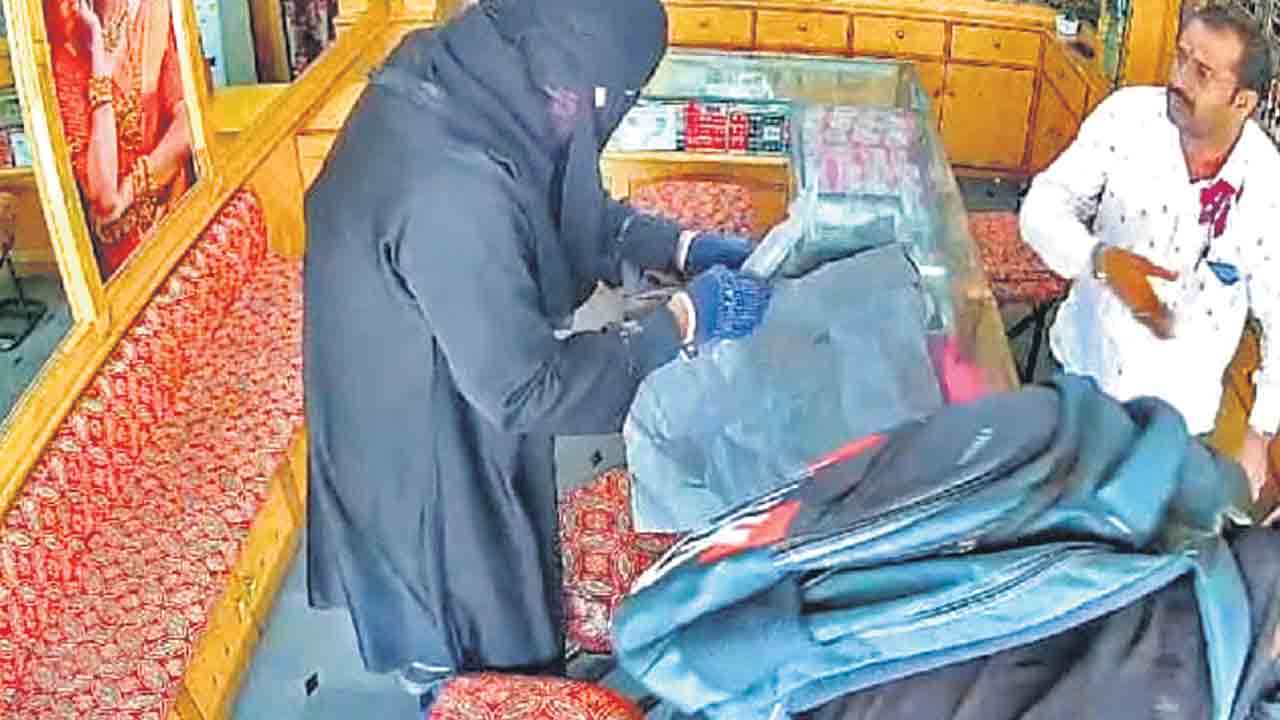 పట్టపగలే కత్తిపోట్లు..దోపిడీకి యత్నం