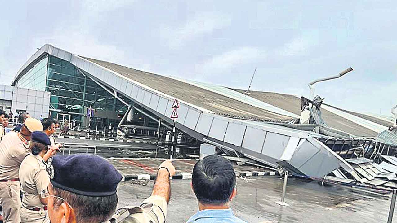 ఢిల్లీ ఎయిర్‌ పోర్టు టెర్మినల్‌-1లో కుప్పకూలిన పైకప్పు