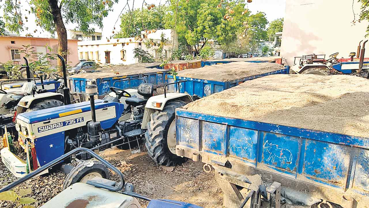 Vemulawada | వేములవాడలో రెచ్చిపోతున్న ఇసుక మాఫియా.. మైనింగ్‌ అధికారులపైనే దాడులు!