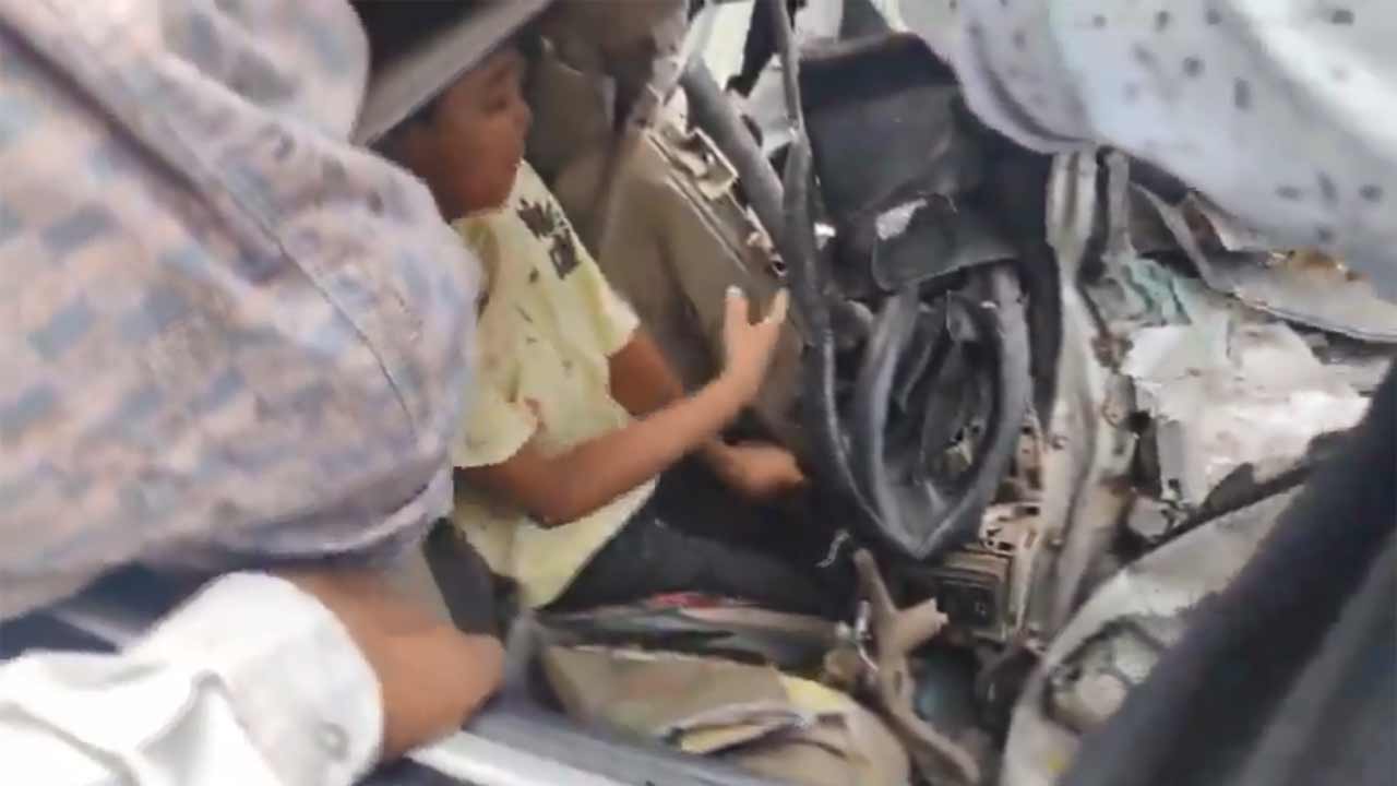 Accident | నుజ్జునుజ్జయిన కారులో ఇరుక్కుపోయిన బాలుడు.. రెండు గంటల పాటు నరకయాతన